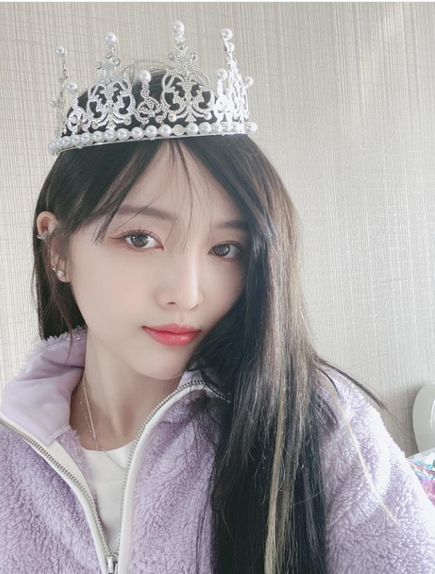 吴宣仪头戴着皇冠送白色情人节祝福,长发披肩美如公主!