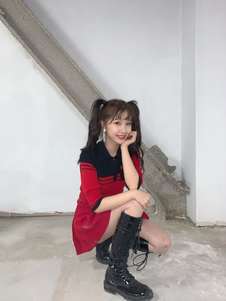 虞书欣穿露脐毛衣配红色短裙,扎双马尾俏皮灵动