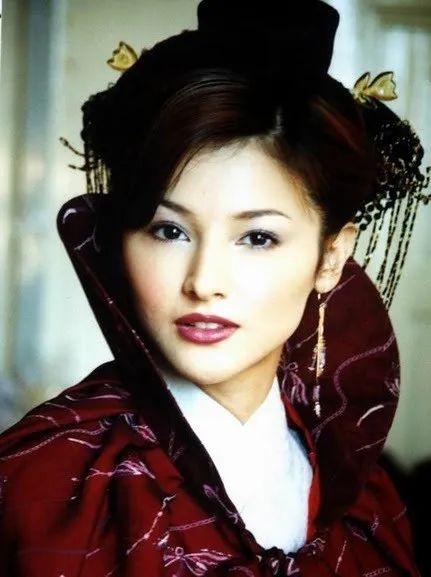 日本混血女星桥本丽香！曾经影视剧性感造型惹人垂涎