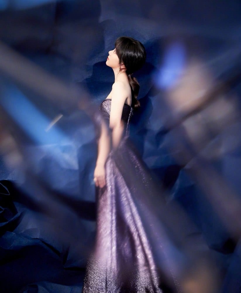 谭松韵娃娃衫配双麻花辫,小学生都不敢这么穿