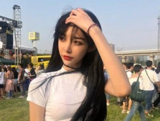 艾比为证明颜值,大方晒出男装照,男网友:感觉自己被掰弯?