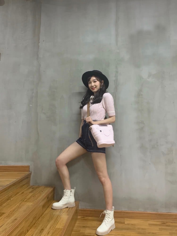 李子璇穿针织衫迷彩裤,秀长腿好帅气