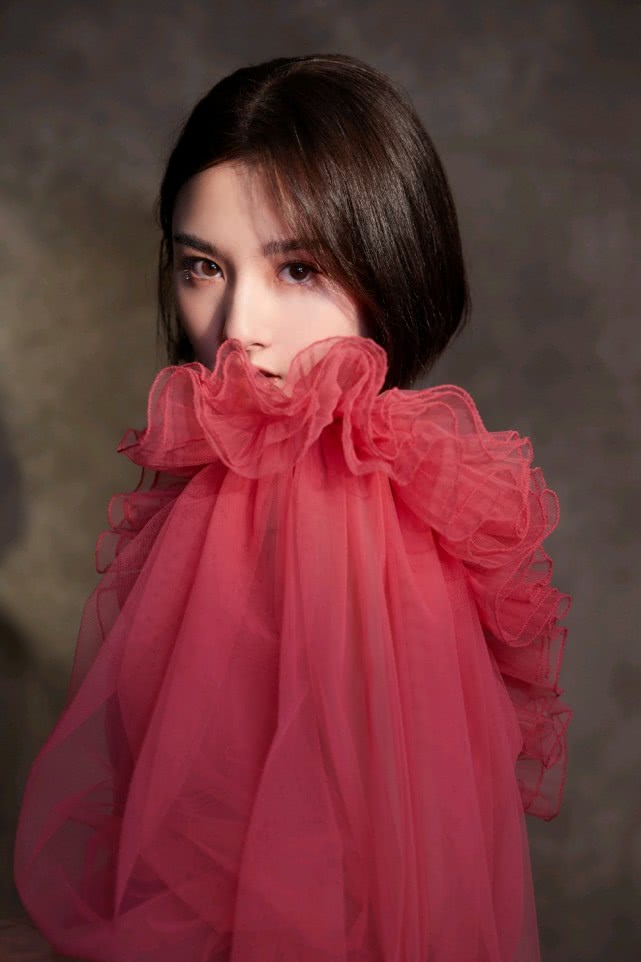 有种“发育过猛”叫宋祖儿，穿上薄纱裙，尽显好身材