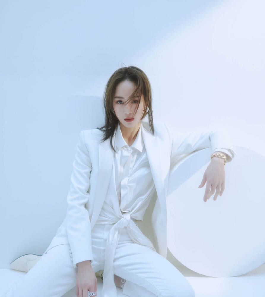 张钧甯穿黄色连衣裙,露美背线条太迷人