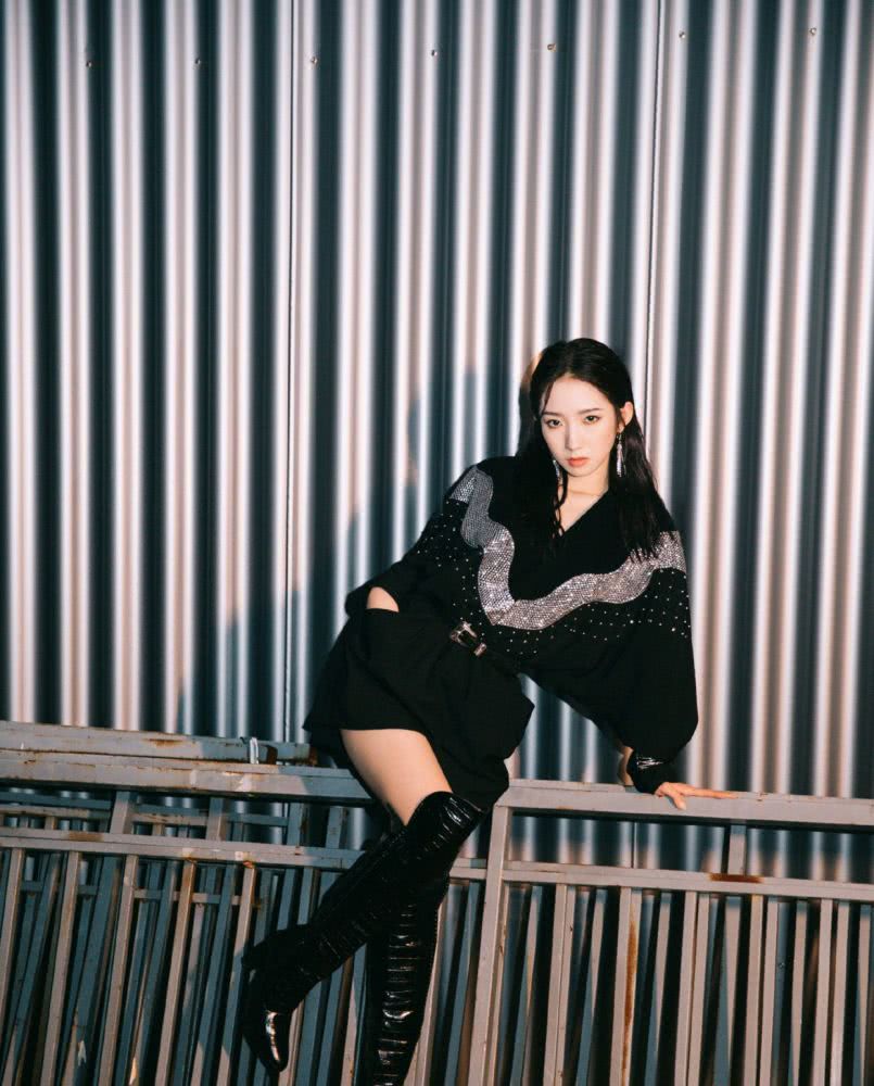 孟美岐身穿黑色亮片上衣搭配黑色热裤,酷炫个性有魅力