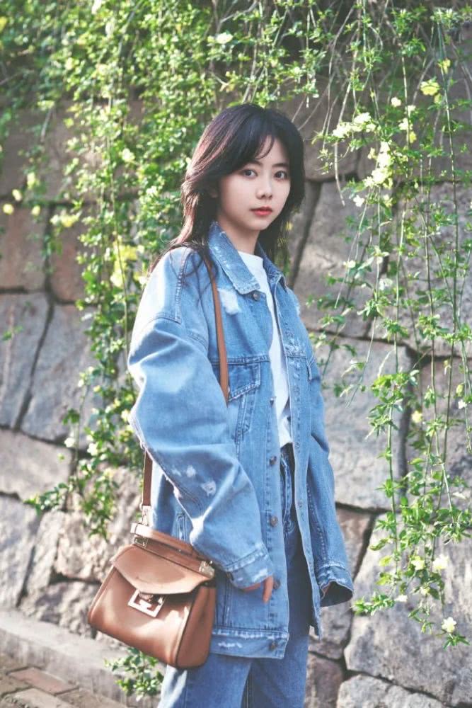 谭松韵齐刘海配清爽牛仔服，娃娃脸奔三看着还像18岁少女