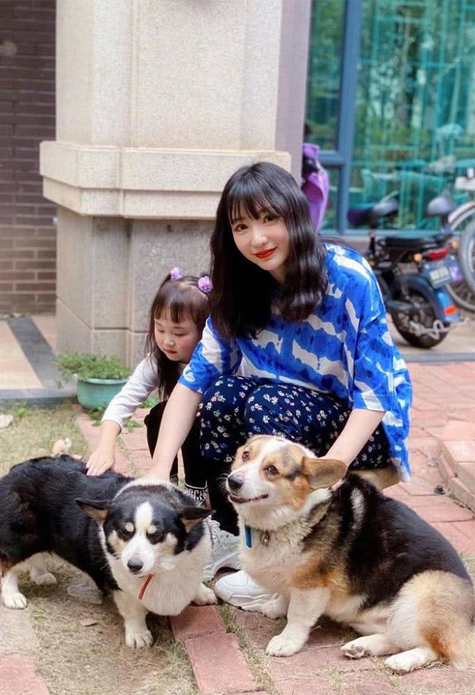 柳岩在家换上家居服变“宅女”,乡村风碎花裤太抢镜