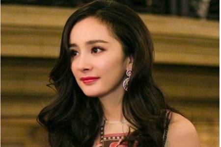 杨幂同款发型修饰发际线，卷发红毯造型颜值太能打