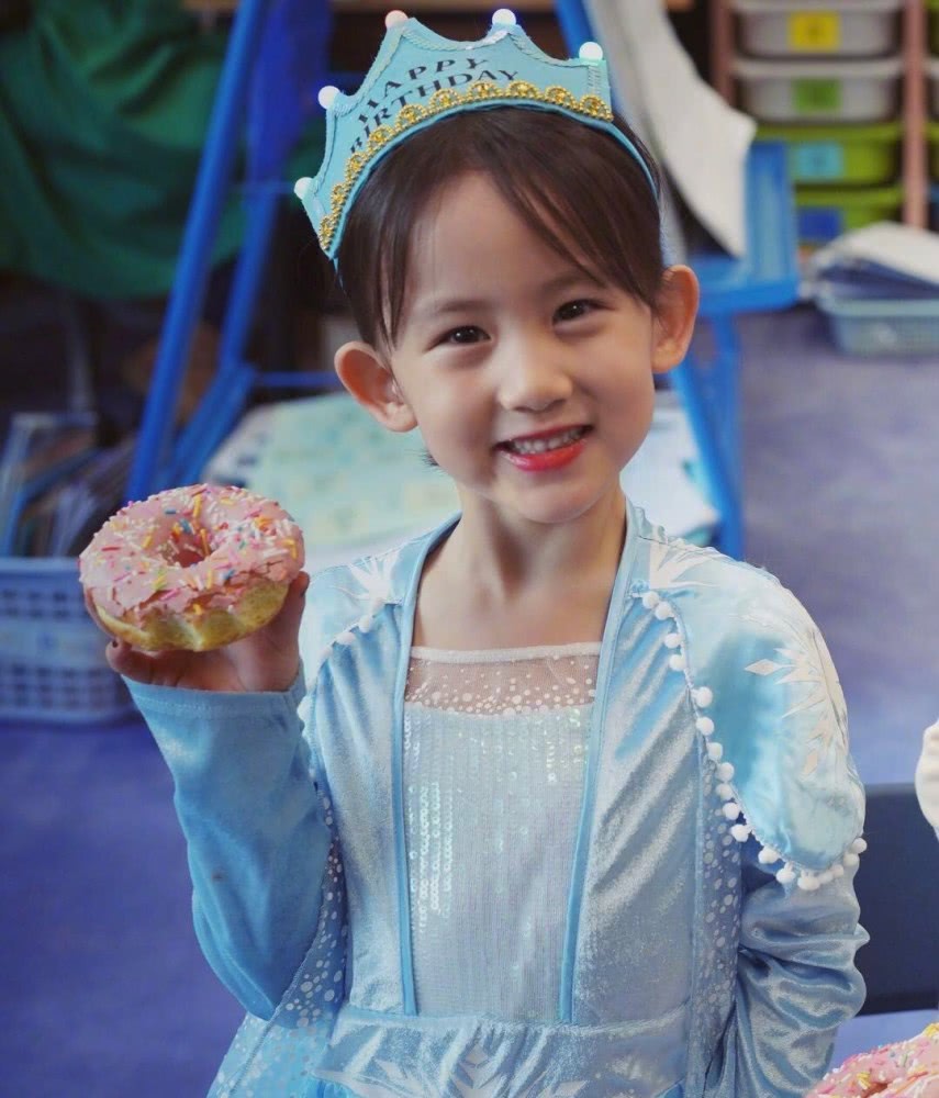 孙莉晒黄少艾近照,偷穿妈妈高跟鞋凹造型,两年前的碎花裙还再穿