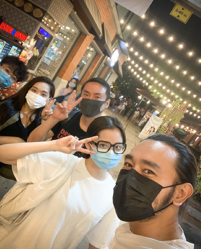 欧阳娜娜泰国探班干爸TAE,身穿白色T恤妥妥元气美少女
