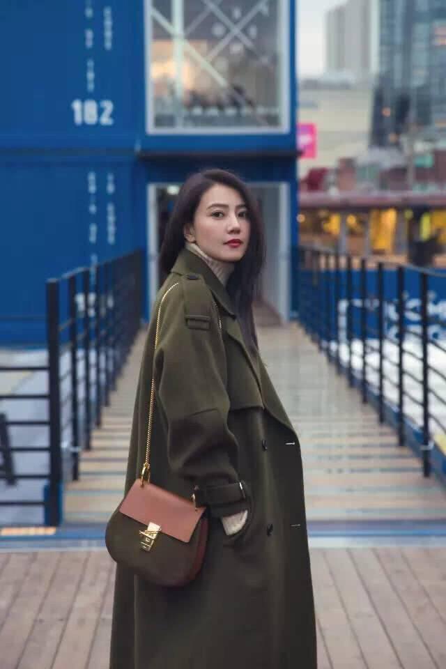 高圆圆生娃后穿白色连衣裙低调亮相,剪了波波头更洋气