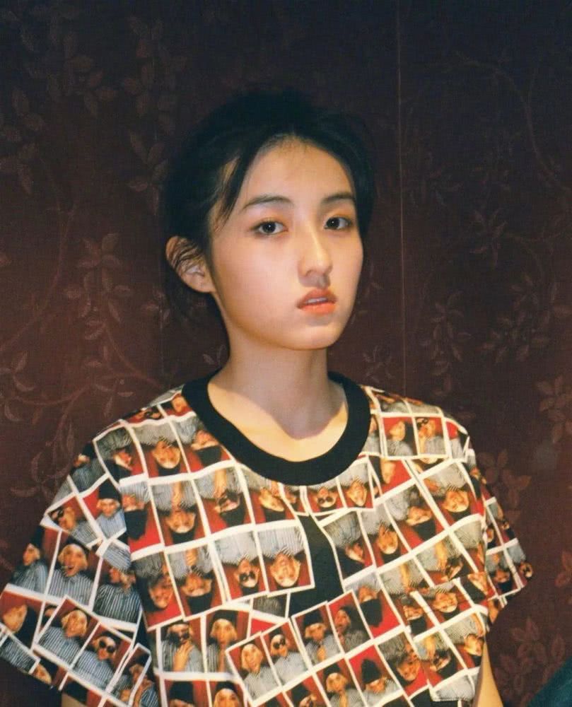 张子枫穿脸谱T恤晒照,复古时髦太有灵气