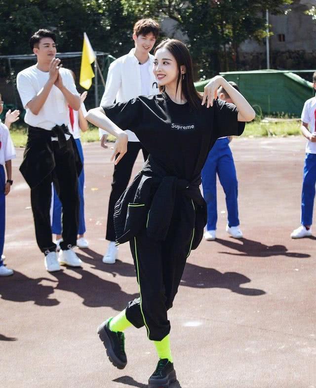 古力娜扎上央视综艺,一身运动装跳新疆舞身姿窈窕十足好看