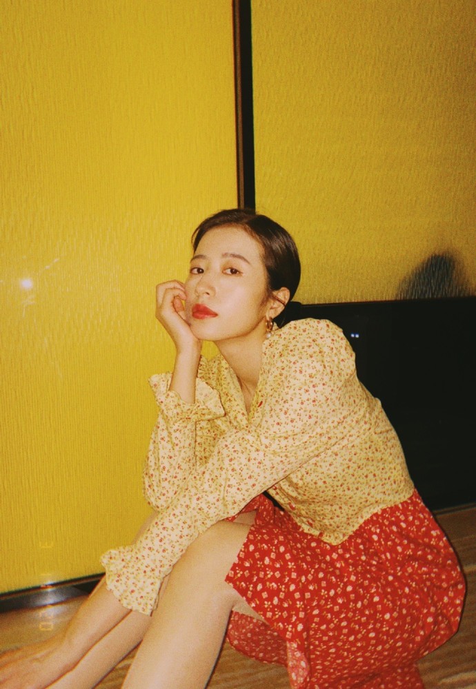 周雨彤穿碎花拼接裙配帆布鞋,明艳复古