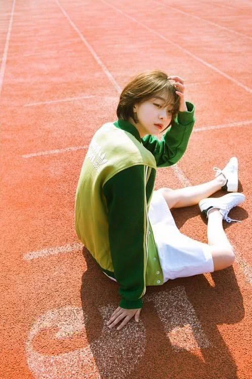 金多美穿白色娃娃领衬衣,清纯甜美