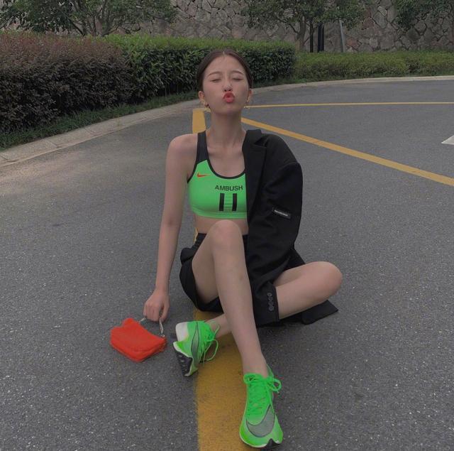 虞书欣私服五颜六色超大胆，人美身材好太任性