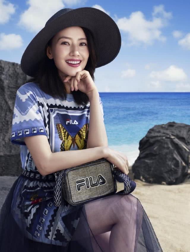 高圆圆复出后拍时尚大片，穿T恤长裙青春活力