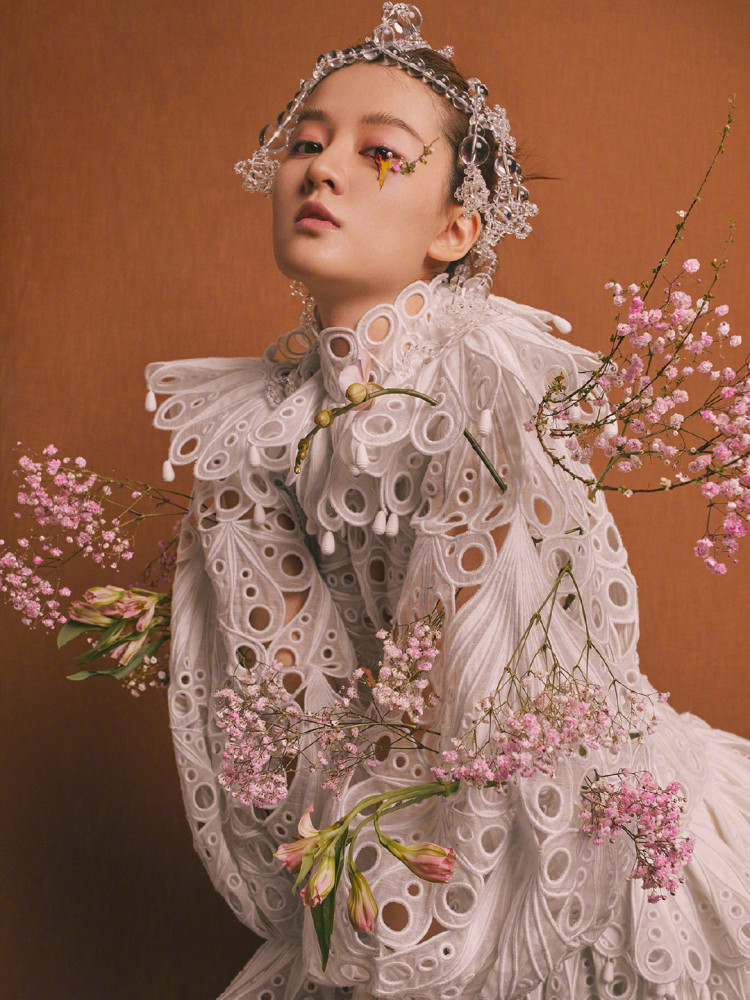 乔欣玫粉色羽毛裙搭配鲜花妆,少女风情复古浪漫让人眼前一亮!