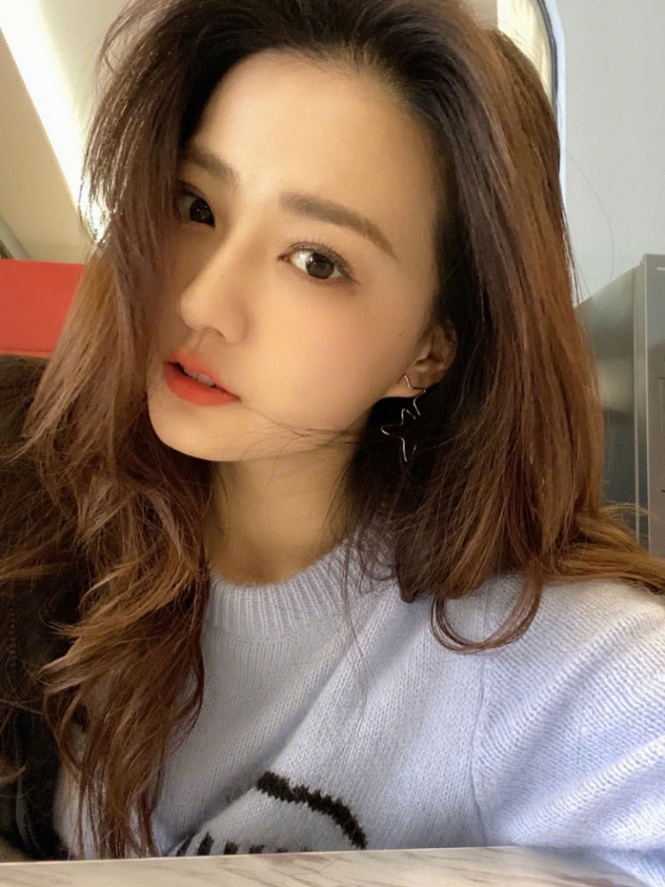 婴儿蓝造型到底有多潮？徐璐周雨彤凹出少女感，JENNIE穿着有点甜！