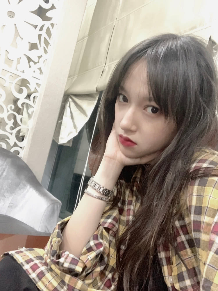 阚清子和程潇穿同款黄色格子衫,还和关晓彤撞上了!