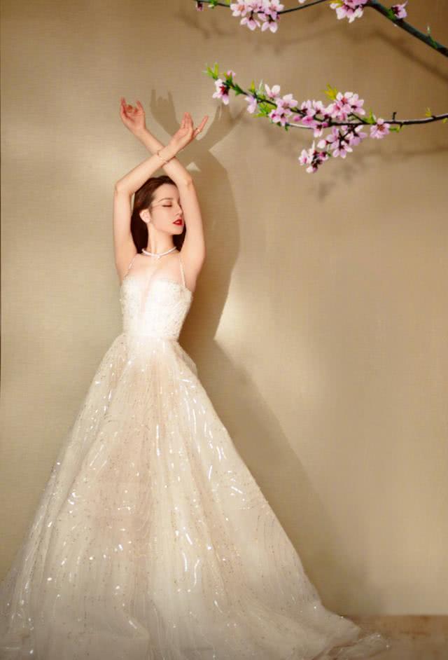 佟丽娅一条两根带子的裙子也能穿的很美,气质真好