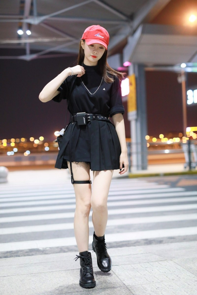 沈梦辰机场街拍太有少女感！黑T恤配百褶裙清新酷帅