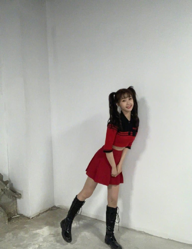 虞书欣穿露脐毛衣配红色短裙,扎双马尾俏皮灵动