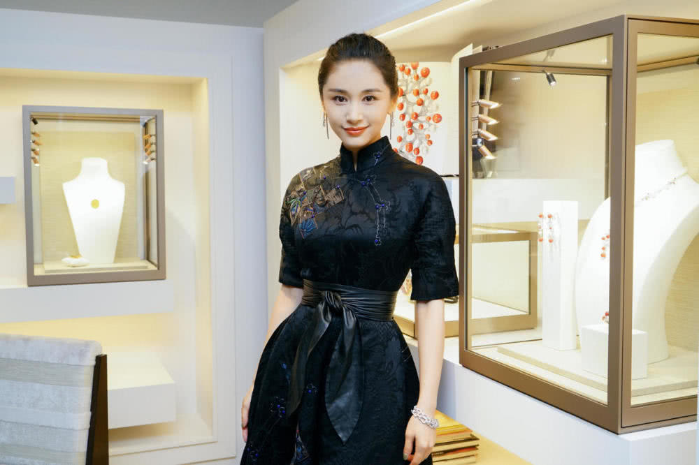 王子文穿黑色中国风连衣裙亮相,气场没少反而更强大