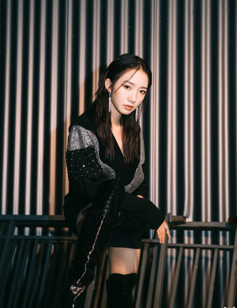 孟美岐身穿黑色亮片上衣搭配黑色热裤,酷炫个性有魅力