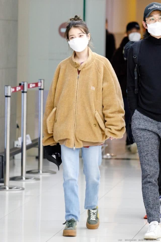 IU穿蓝色西装拍摄大片,慵懒性感太受大家喜爱了