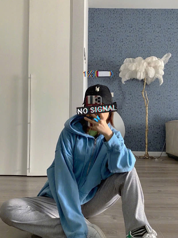 吴昕的搭配越来越嫩了，BABY蓝卫衣搭配运动裤太有少女心