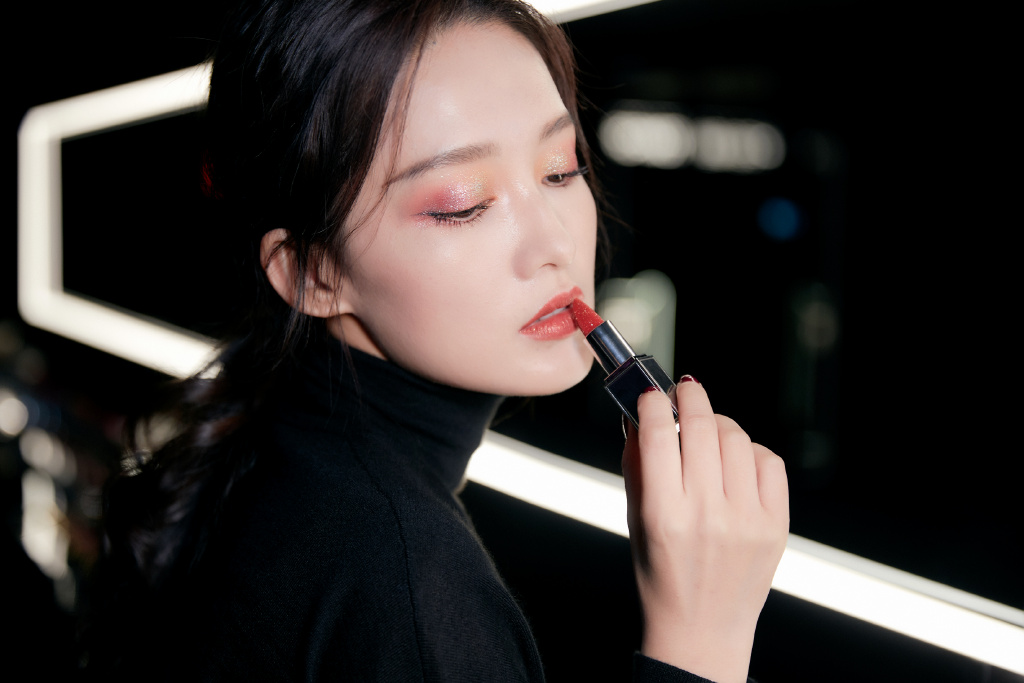 李沁酷美黑色系活动写真图片