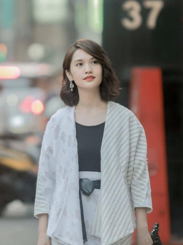 杨丞琳留齐刘海再染新发色,嫩回23岁