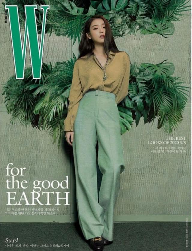 IU穿蓝色西装拍摄大片,慵懒性感太受大家喜爱了