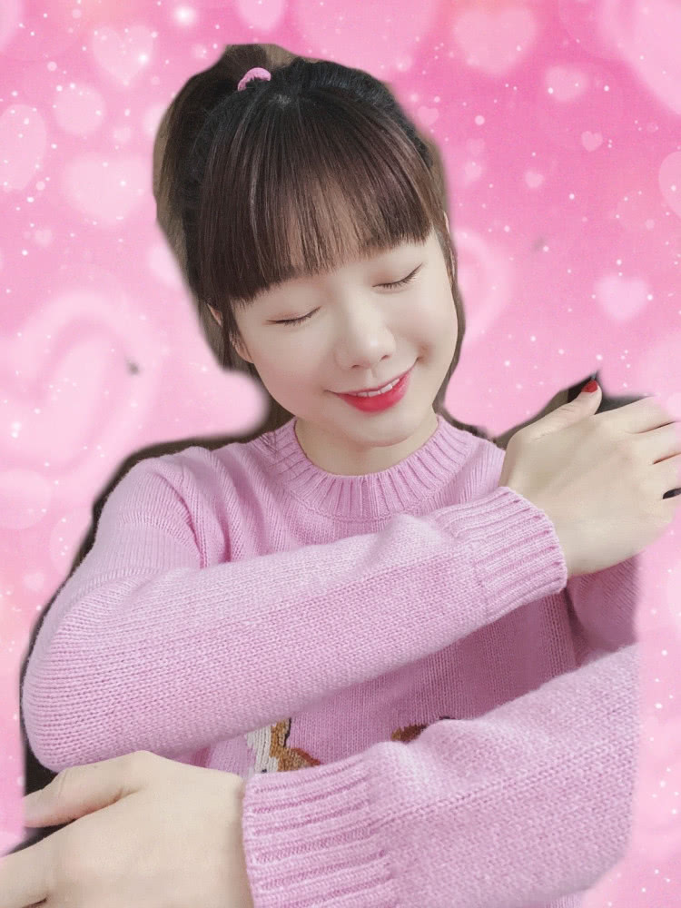 火箭少女女王节晒照，杨超越睡衣软萌可爱，SUNNEE素颜意外抢镜！