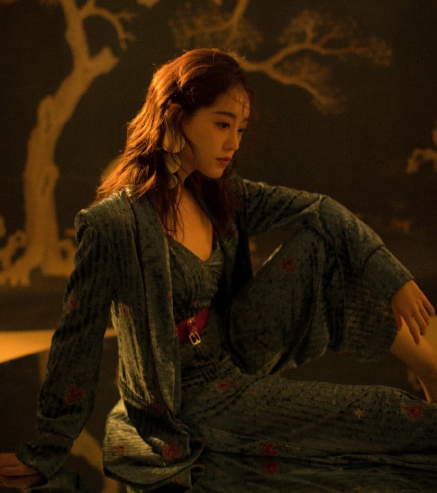 祝绪丹穿黄色无袖层叠裙,娇嫩甜美似少女