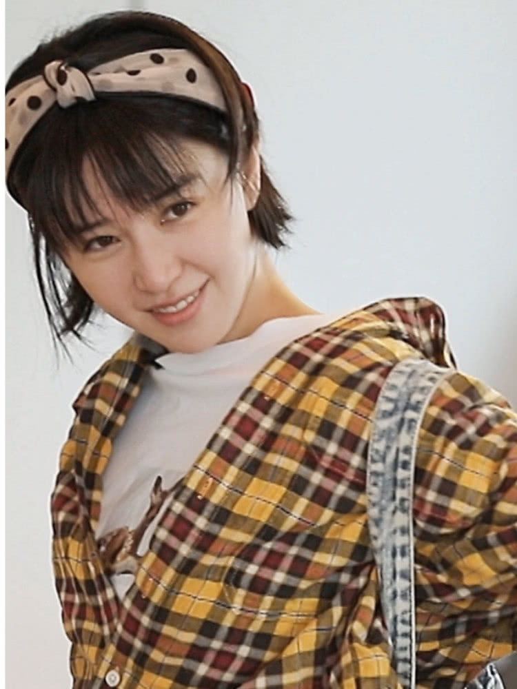 阚清子和程潇穿同款黄色格子衫,还和关晓彤撞上了!