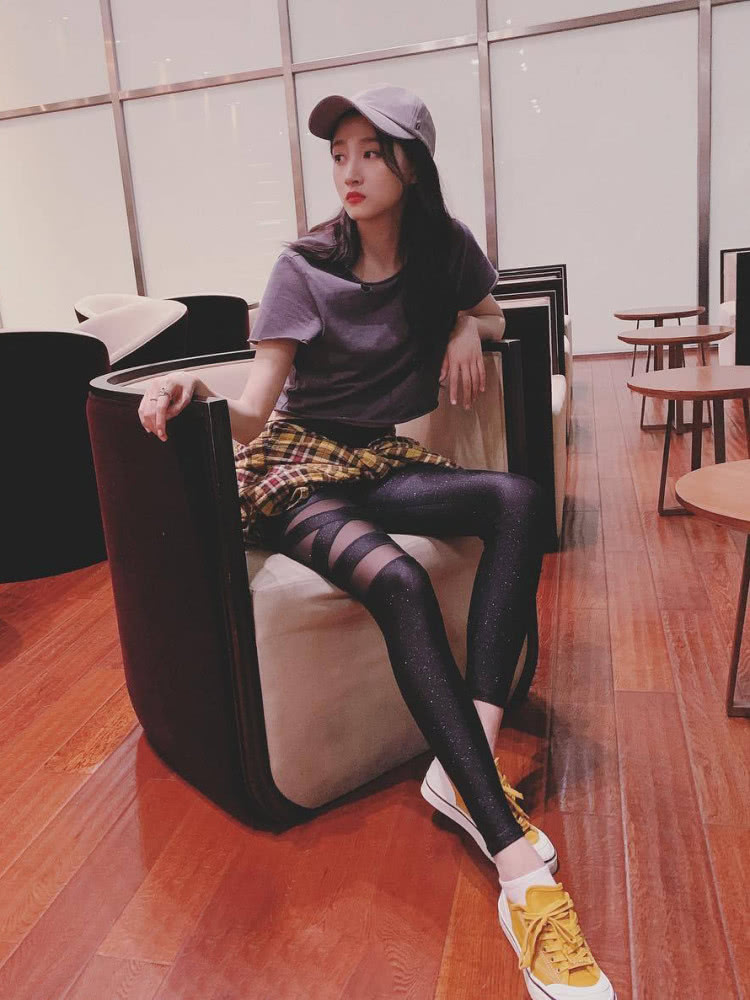 阚清子和程潇穿同款黄色格子衫,还和关晓彤撞上了!