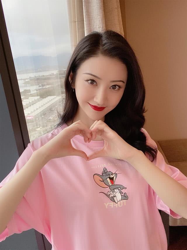 景甜穿白色T恤清新可人,双手托腮美如邻家少女