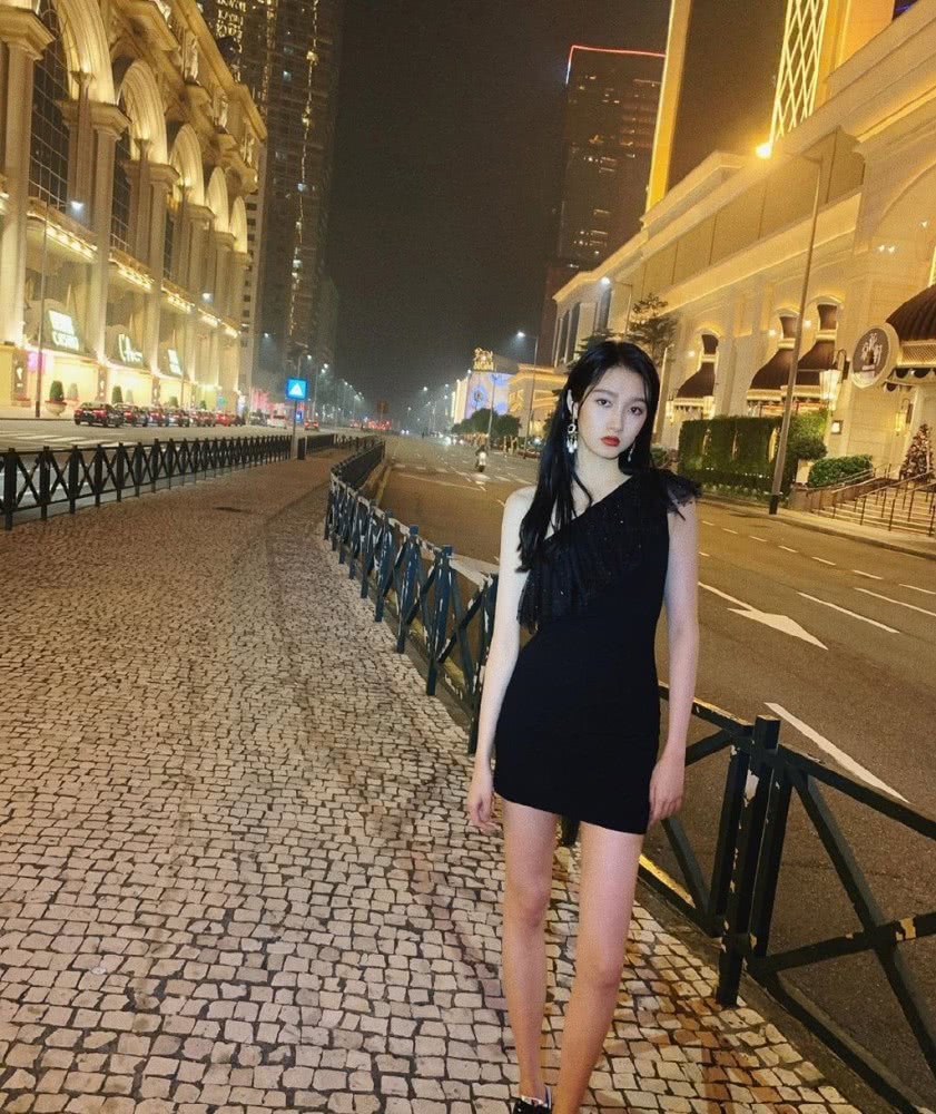 关晓彤最新私服更新,穿白色连帽卫衣出镜,脸部胶原蛋白满满