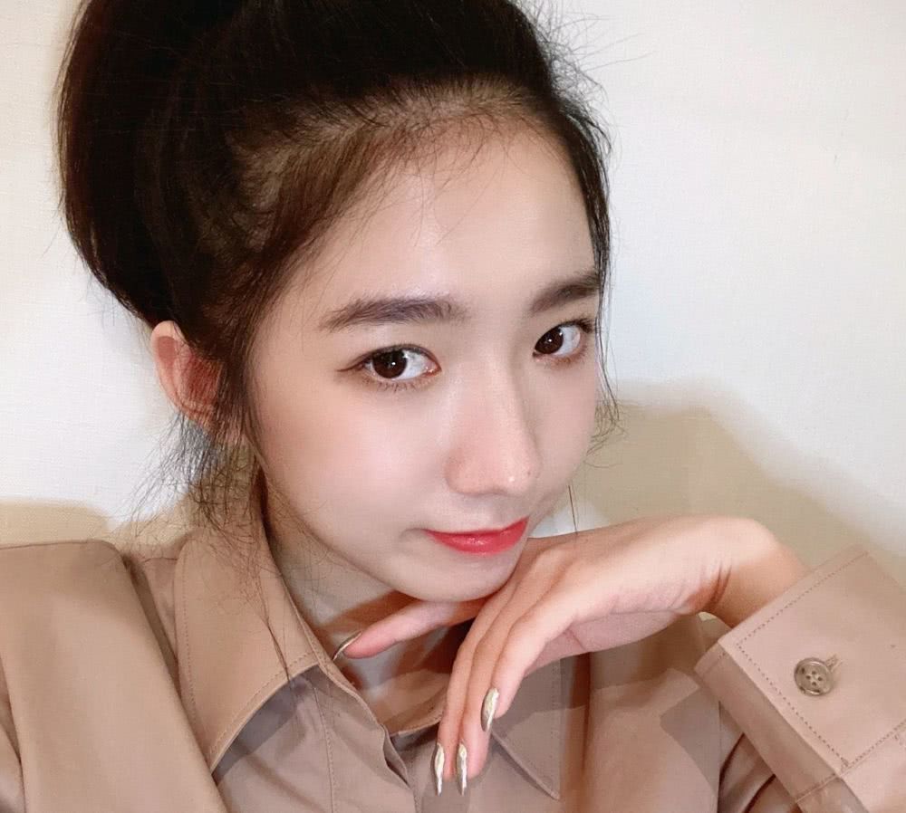 孟美岐身穿黑色亮片上衣搭配黑色热裤,酷炫个性有魅力