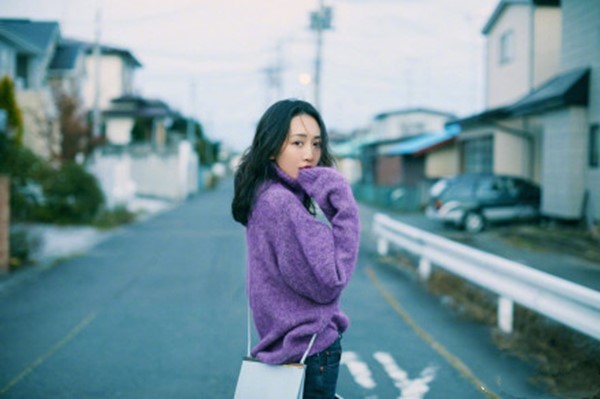 王鸥把基础款毛衣穿出了大牌感,37岁还拥有好身材