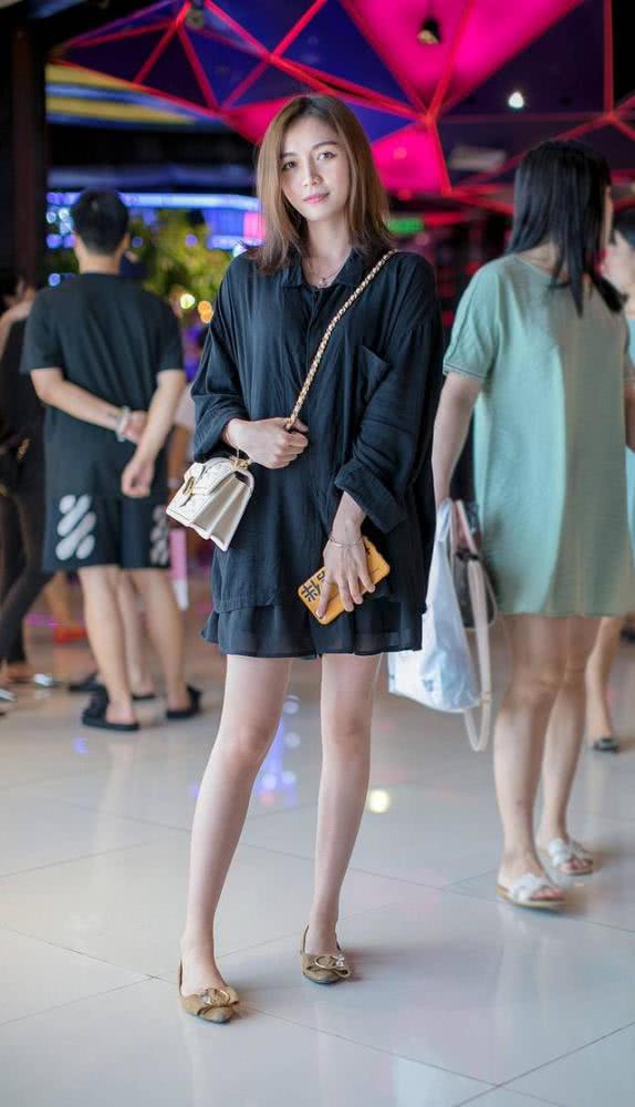 国内时尚潮人街拍，格纹裙配黑T时尚有型，阔腿裤配长袖衫超简约