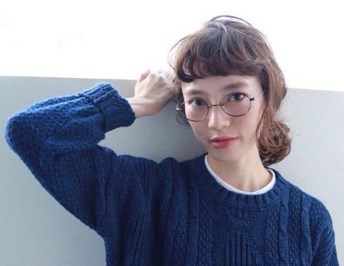 女生一戴眼镜就觉得丑?有这4个特征的女生戴眼镜反而还会变好看