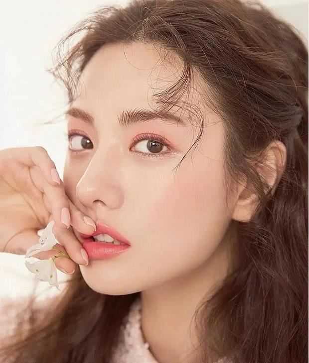 韩国少有的浓艳系女神，被誉为亚洲第一脸蛋，蝉联百大美人冠军？
