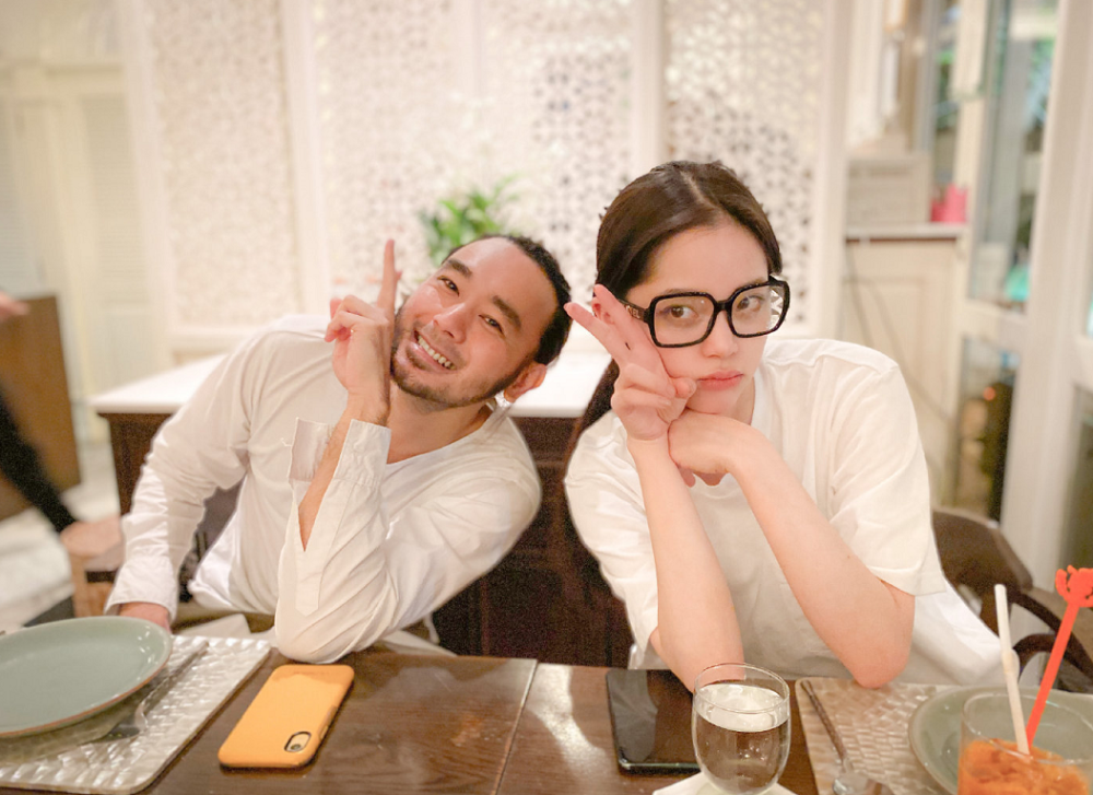 欧阳娜娜泰国探班干爸TAE,身穿白色T恤妥妥元气美少女