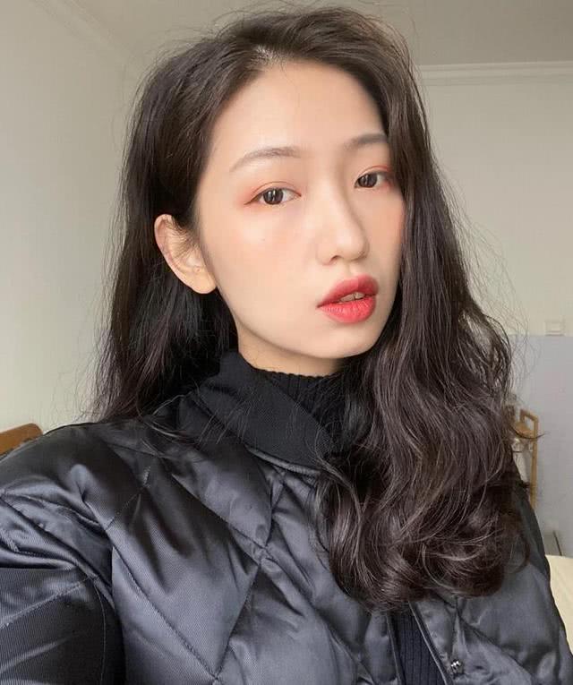 “大波浪”彻底失宠了，今年流行“复古波浪卷”，时髦又显魅力