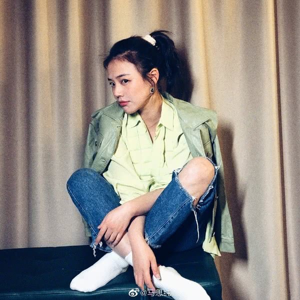 马思纯初春美照,穿淡黄色如少女,看全身照网友:腿太真实了