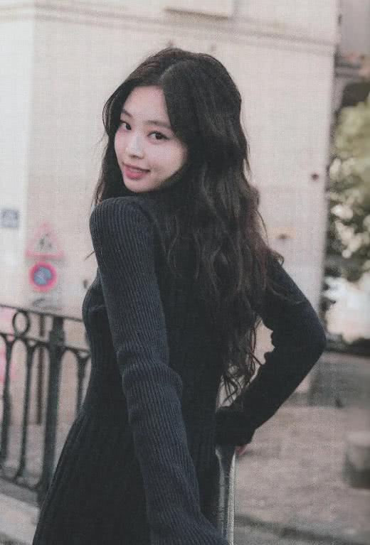 金智妮金发波浪卷一言难尽，丸子头有时可爱有时酷！太百变