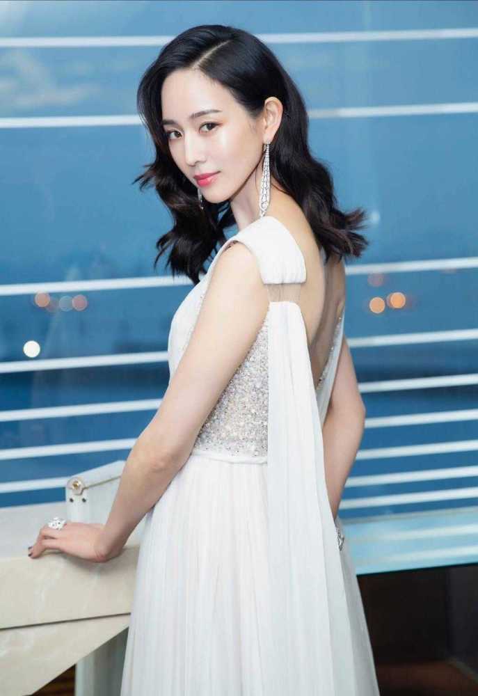 健身女神张钧甯身材太好！穿白色连衣裙凹凸有致高贵大气